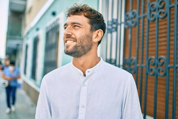 Hombre Guapo Con Barba Llevando Camisa Blanca Casual Día Soleado — Foto de Stock