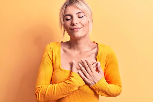 Jovem Mulher Loira Bonita Vestindo Camiseta Casual Sobre Fundo Amarelo — Fotografia de Stock