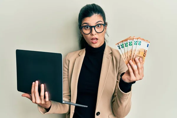 Joven Mujer Hispana Vestida Con Estilo Empresarial Sosteniendo Laptop Euros — Foto de Stock