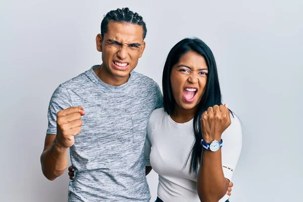 Kızgın Kızgın Giyinen Genç Latin Bir Çift Öfkeyle Bağırırken Yumruklarını — Stok fotoğraf