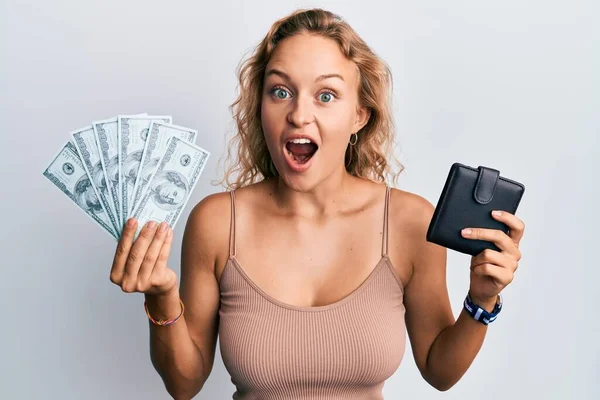 Vacker Kaukasisk Kvinna Håller Plånbok Och Dollar Firar Galen Och — Stockfoto