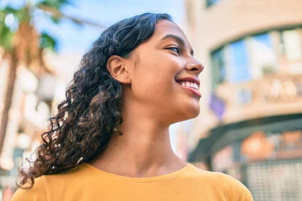 Jovem Menina Afro Americana Sorrindo Feliz Andando Cidade — Fotografia de Stock