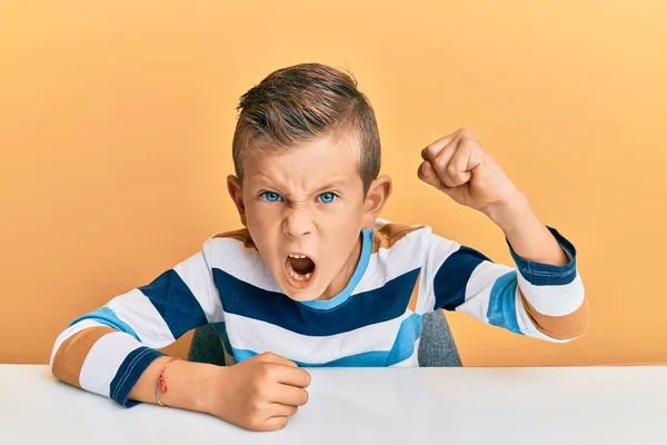 Adorable Niño Caucásico Con Ropa Casual Sentado Mesa Enojado Loco — Foto de Stock