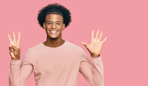 머리의 아프리카계 미국인 평상복을 자신감 행복하게 웃으면서 손가락으로 가리키는 — 스톡 사진