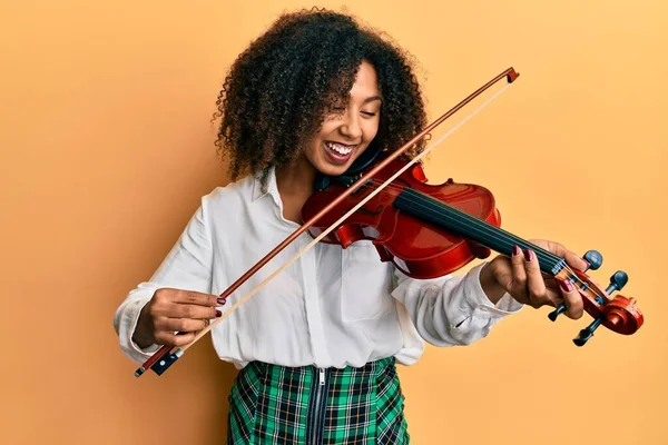 アフリカ系アメリカ人の美しいです女性とともにアフロヘア再生古典的なバイオリン笑顔と笑いハードアウト大声でなぜなら面白いクレイジー冗談 — ストック写真