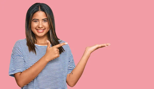 Joven Chica Latina Vistiendo Ropa Casual Sorprendida Sonriendo Cámara Mientras —  Fotos de Stock