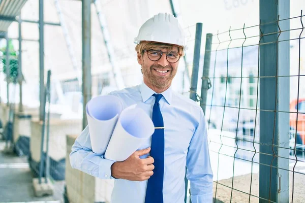 商务建筑师 戴着硬礼帽站在一个建筑工程的室外 — 图库照片