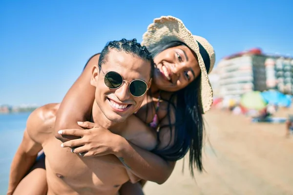 Mayolu Genç Bir Çift Kumsalda Yürürken Gülümsüyor — Stok fotoğraf