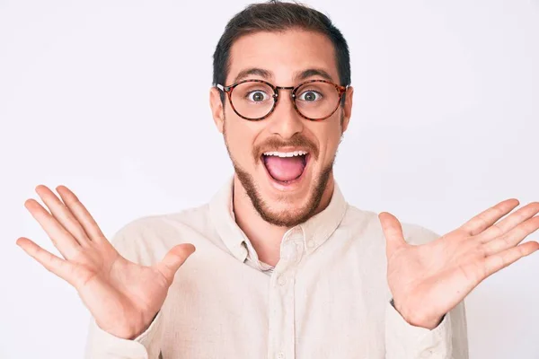 Joven Hombre Guapo Con Ropa Casual Gafas Celebrando Victoria Con —  Fotos de Stock