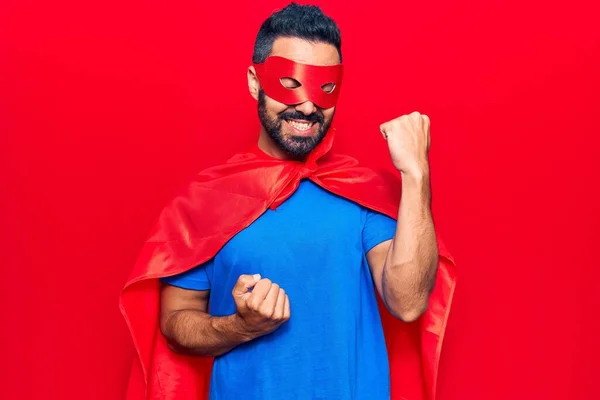 Jovem Hispânico Vestindo Traje Super Herói Comemorando Surpreso Surpreso Com — Fotografia de Stock
