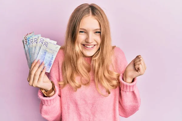 Hermosa Chica Caucásica Joven Sosteniendo Billetes Corona Sueca Gritando Orgulloso — Foto de Stock