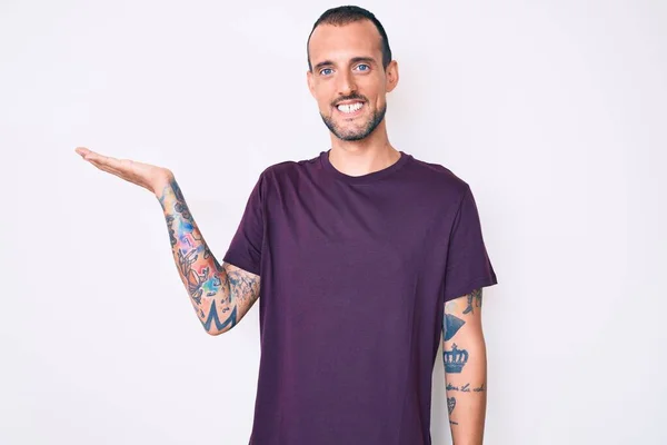 Giovane Bell Uomo Con Tatuaggio Che Indossa Abiti Casual Sorridente — Foto Stock