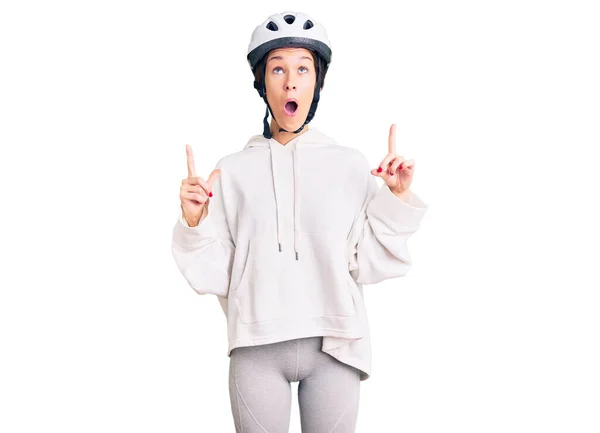Linda Morena Jovem Mulher Vestindo Capacete Bicicleta Roupas Esportivas Surpreso — Fotografia de Stock