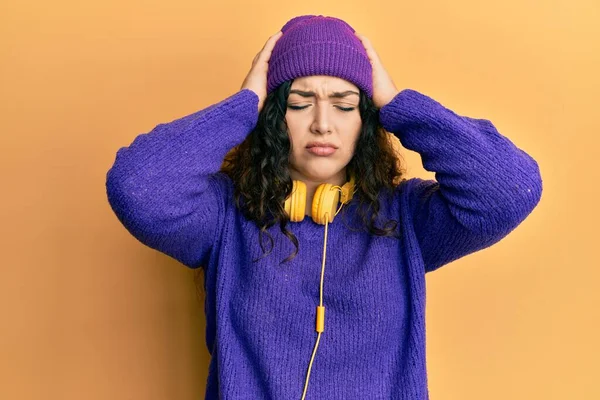Jonge Brunette Vrouw Met Krullend Haar Luisteren Naar Muziek Met — Stockfoto