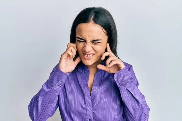 Junge Brünette Frau Lässiger Kleidung Die Die Ohren Mit Den — Stockfoto