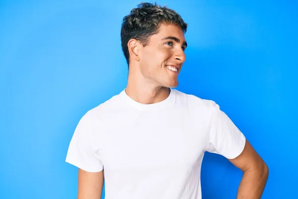 Pemuda Tampan Mengenakan Kaos Putih Kasual Berpaling Samping Dengan Senyum — Stok Foto