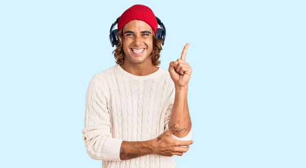Joven Hispano Escuchando Música Usando Auriculares Con Una Gran Sonrisa —  Fotos de Stock