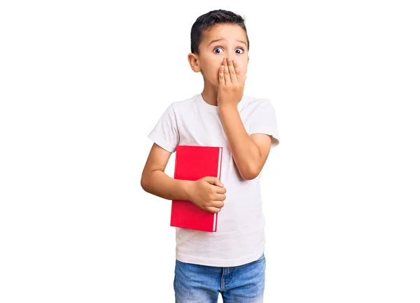 Petit Garçon Mignon Lisant Livre Couvrant Bouche Avec Main Choqué — Photo