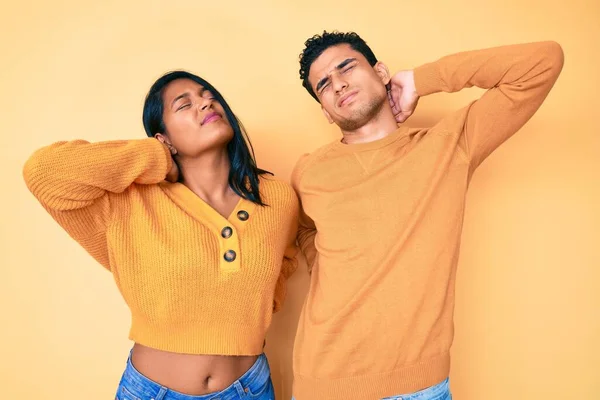Schöne Lateinische Junge Paar Trägt Lässige Kleidung Zusammen Leiden Unter — Stockfoto