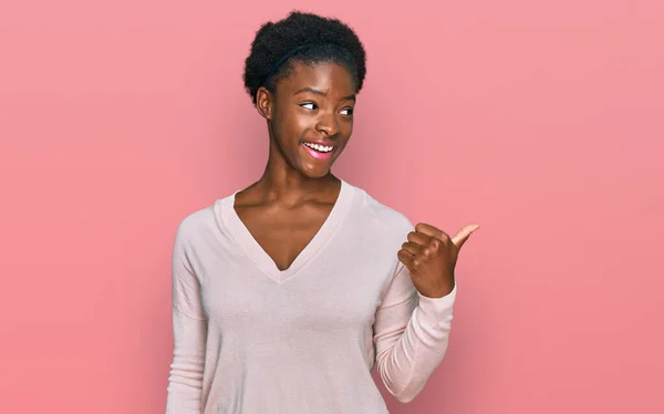 Jovem Afro Americana Vestindo Roupas Casuais Sorrindo Com Rosto Feliz — Fotografia de Stock