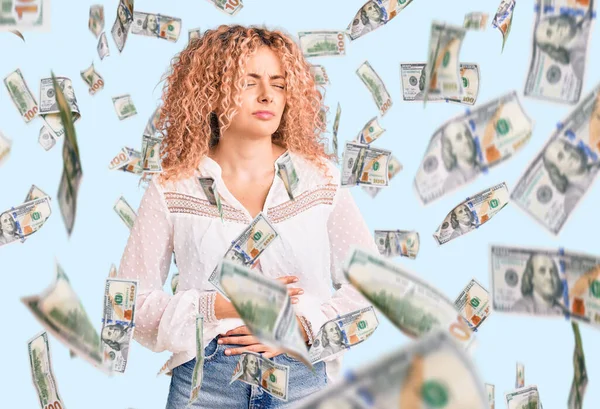 Mulher Loira Jovem Com Cabelo Encaracolado Vestindo Camisa Verão Elegante — Fotografia de Stock