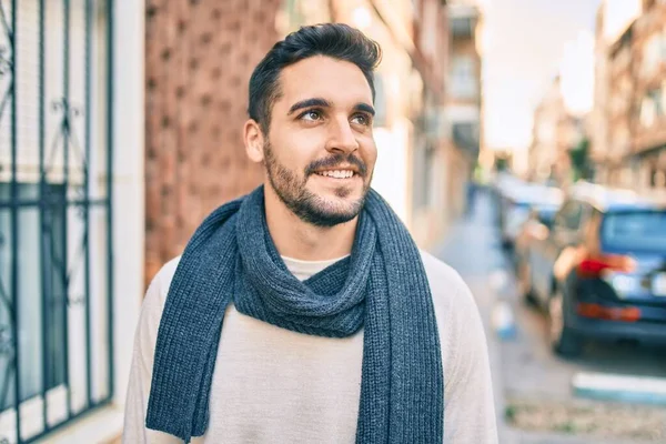 Junger Hispanischer Mann Lächelt Glücklich Mit Schal Durch Die Stadt — Stockfoto