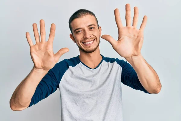 Joven Hispano Vistiendo Ropa Casual Mostrando Señalando Con Los Dedos — Foto de Stock