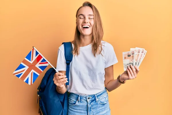 Hermosa Mujer Rubia Estudiante Intercambio Sosteniendo Bandera Del Reino Unido —  Fotos de Stock