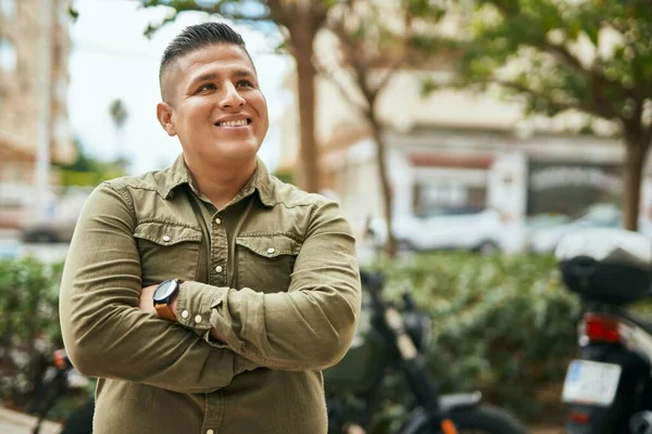 Jeune Homme Latino Avec Les Bras Croisés Souriant Heureux Ville — Photo