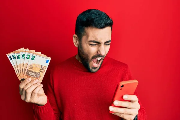 Fiatal Spanyol Férfi Okostelefont Használ Eurós Bankjegyekkel Dühös Őrült Sikoltozó — Stock Fotó