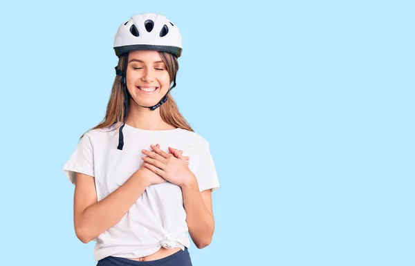 Menina Bonita Jovem Usando Capacete Bicicleta Sorrindo Com Mãos Peito — Fotografia de Stock