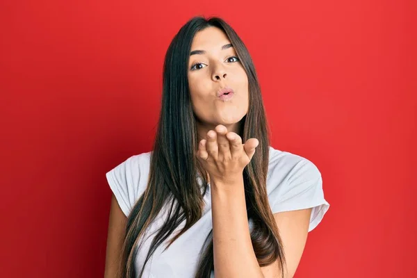 Mulher Morena Jovem Vestindo Camiseta Branca Casual Sobre Fundo Vermelho — Fotografia de Stock