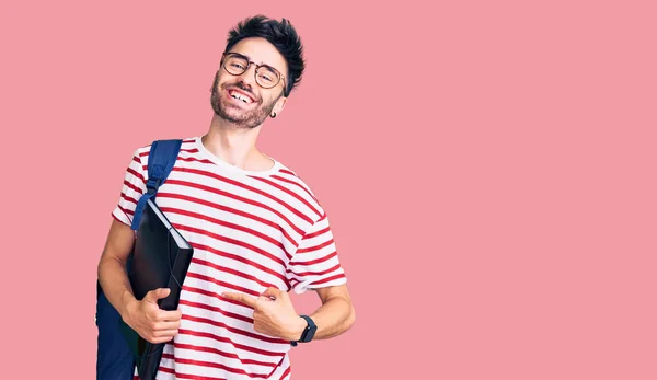 Sırt Çantalı Gözlüklü Genç Spanyol Adam Elinde Klasörle Gülümsüyor — Stok fotoğraf