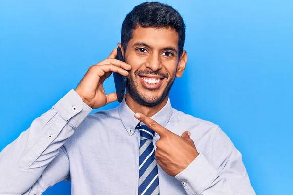 Junger Lateinischer Mann Unterhält Sich Auf Dem Smartphone Und Lächelt — Stockfoto