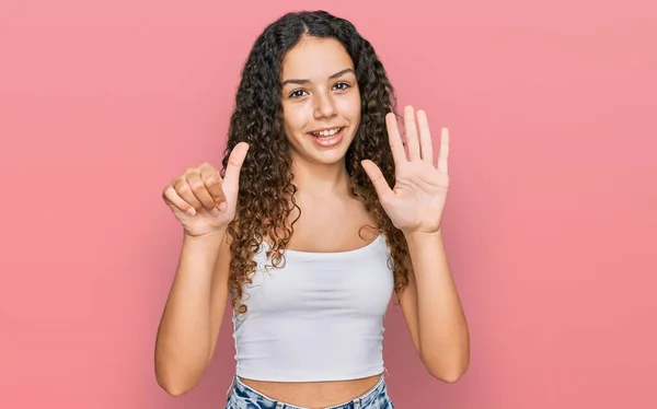 Tonåring Hispanic Flicka Bär Casual Kläder Visar Och Pekar Upp — Stockfoto