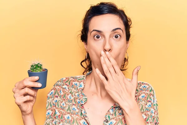 Giovane Bella Donna Ispanica Possesso Piccolo Vaso Cactus Che Copre — Foto Stock