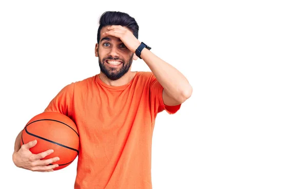 Pemuda Tampan Dengan Jenggot Menumpuk Bola Basket Menekankan Dan Frustrasi — Stok Foto
