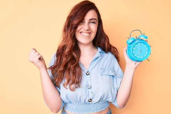 Junge Schöne Frau Mit Wecker Schreit Stolz Feiert Sieg Und — Stockfoto