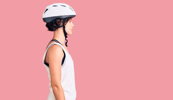 Красивая Молодая Женщина Короткими Волосами Носить Велосипедный Шлем Глядя Сторону — стоковое фото