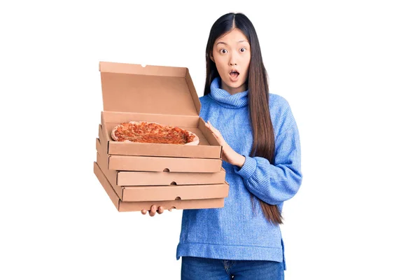 Young Beautiful Chinese Woman Holding Cardboard Boxes Italian Pizza Scared — Stock Photo, Image