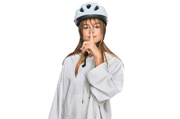 Teenager Kaukasisches Mädchen Mit Fahrradhelm Bittet Ruhe Mit Dem Finger — Stockfoto