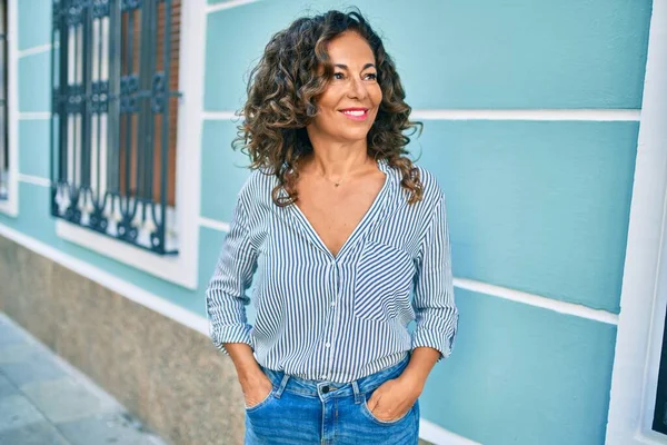 Mulher Hispânica Meia Idade Sorrindo Feliz Andando Cidade — Fotografia de Stock