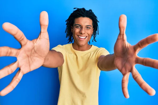 Jovem Afro Americano Vestindo Roupas Casuais Olhando Para Câmera Sorrindo — Fotografia de Stock