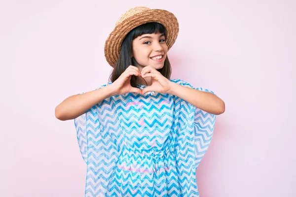 Niña Joven Con Bang Vistiendo Vestido Verano Sombrero Sonriendo Amor —  Fotos de Stock