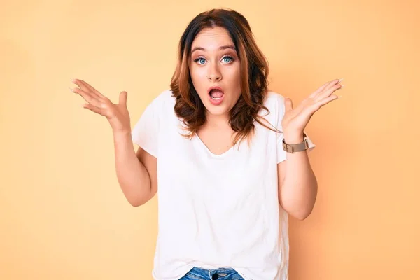 Joven Hermosa Mujer Caucásica Vistiendo Camiseta Blanca Casual Celebrando Victoria —  Fotos de Stock