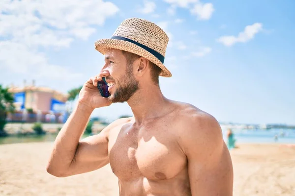 Snygg Fitness Kaukasier Man Stranden Solig Dag Bär Sommar Hatt — Stockfoto