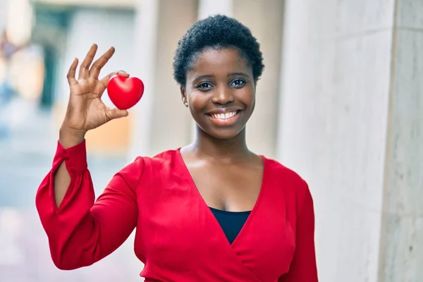 年轻的非洲裔美国女人微笑着 心情愉快地站在城中 — 图库照片