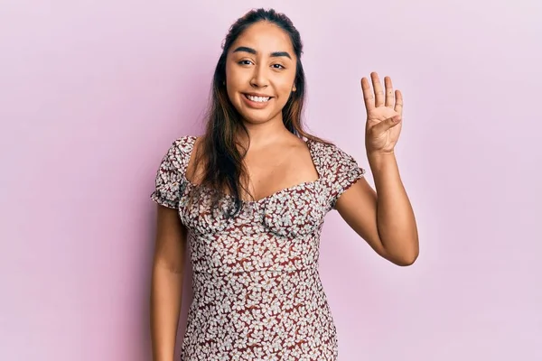 Молодая Латинская Женщина Повседневной Одежде Показывает Указывает Пальцами Номер Четыре — стоковое фото