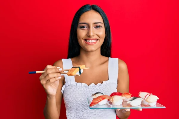 Mujer Morena Joven Comiendo Sushi Omelet Usando Palillos Sonriendo Con — Foto de Stock