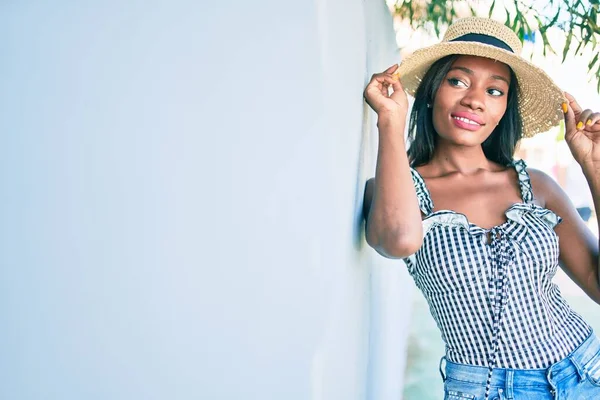 Junge Afrikanisch Amerikanische Frau Urlaub Lächelt Glücklich Der Wand Der — Stockfoto
